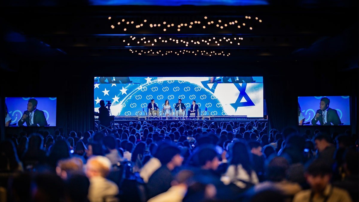 A large snapshot of 700 students gathered in Israel in the campus coalition.