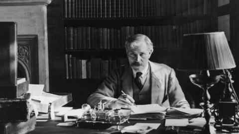 Prime Minister Ramzi McDonald in working in his studies in the game in 1925