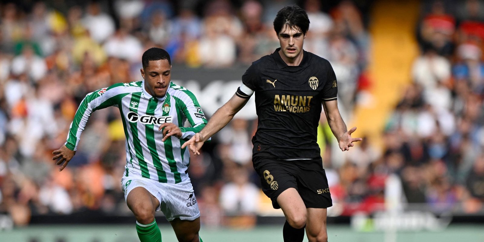 Real Betis Vitor Rock working with Javi Goura from Valencia