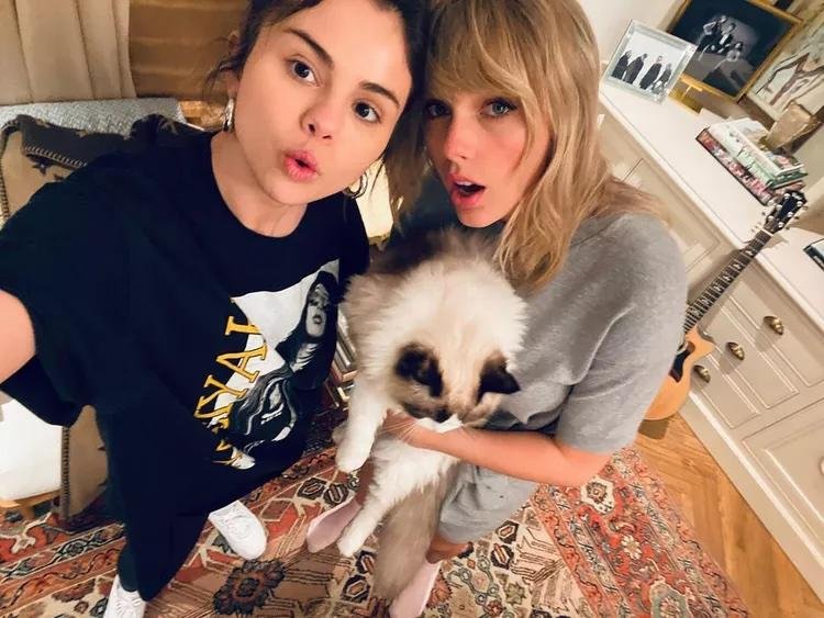 Selena Gomez and Taylor Swift is a personal photo