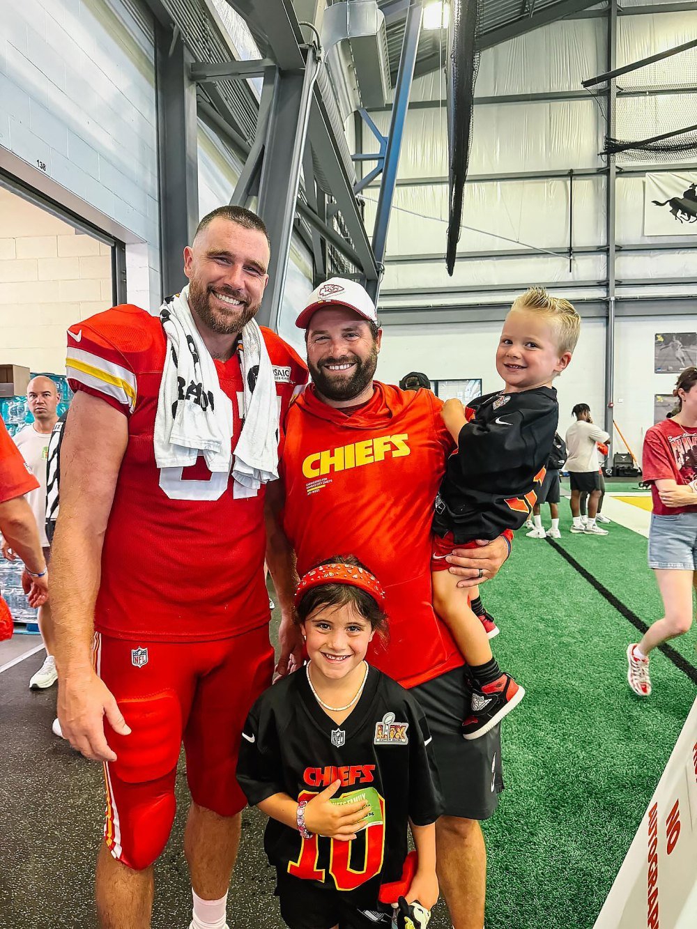 Travis Kelce returns to Cuetuate Buzz Cut in the Chiefs training camp