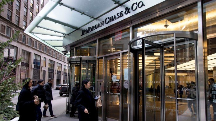 US banks announce big shareholder payouts as Fed eases stress.jpg