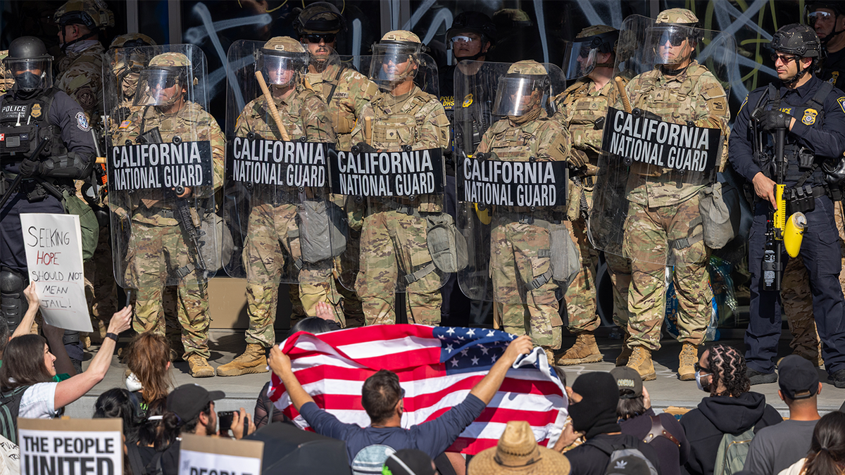 The demonstrators face the National Guard of California