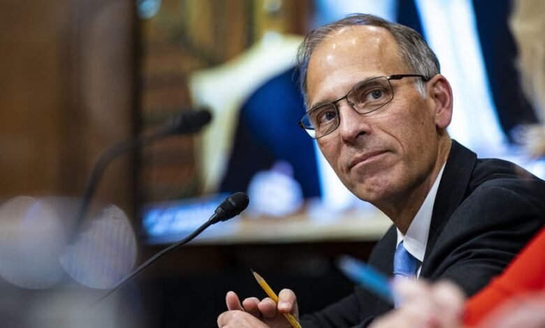 1754486392 Moodys economist warns US economy on brink of recession amid.jpg