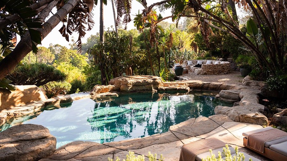 The backyard is also characterized by swimming swimming.