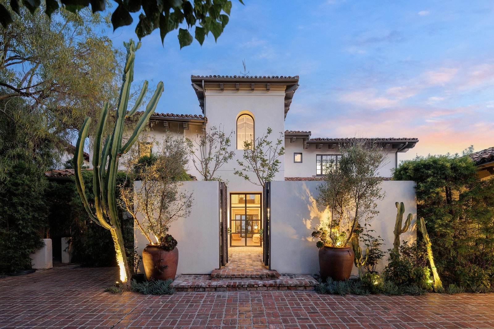 Brad Pitt buys Hollywood Hills Palace for $ 12 million