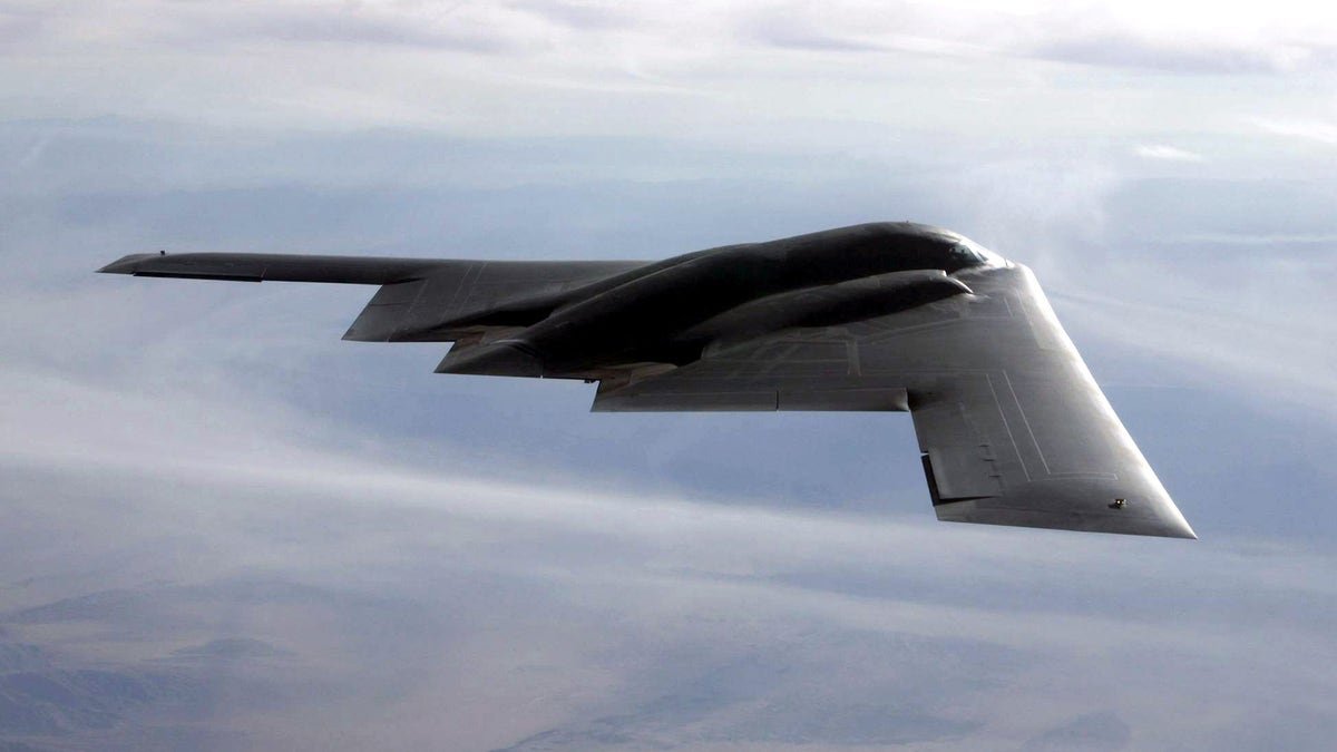 B-2 fly on the UTAH test and training at the Hill Force base, Utah, during the test on September 10, where the B-2 fell 80 ammunition inactive offensive attack.