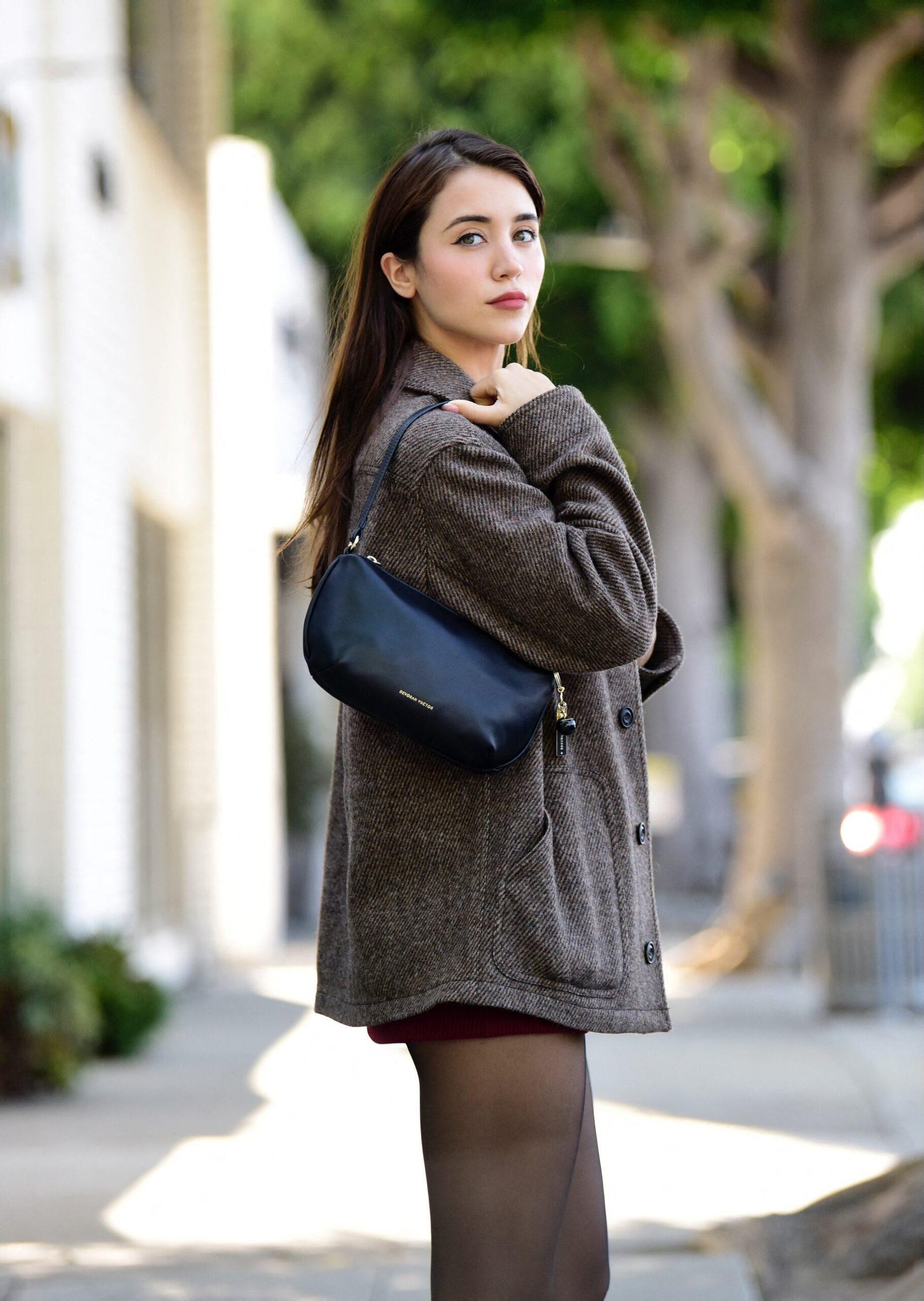 Caylee Cowan amazes in an elegant band while leaving the Los Angeles salon for nails