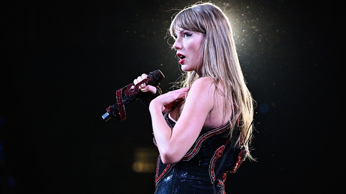 Taylor Swift looked at the audience in black "Reputation" A suit, after its announcement, the ERAS tour will end in December 2024.