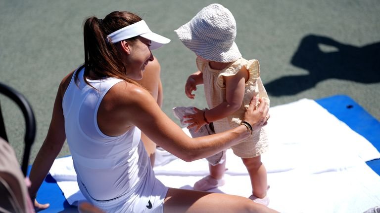 Belinda Bencic, who was seen here with her daughter during the training, has reached the semi -finals of this year's Wimbledon.