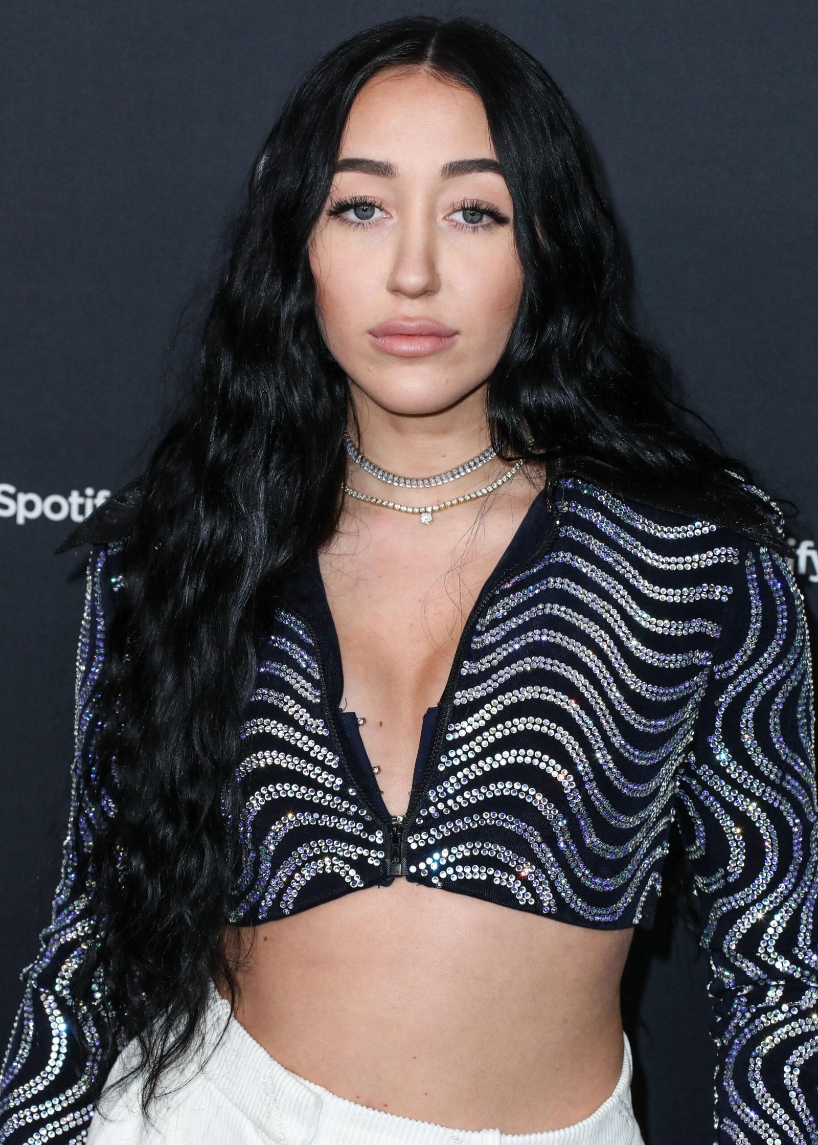 Noah Cyrus casts the shadows towards Miley Cyrus to conduct an interview 