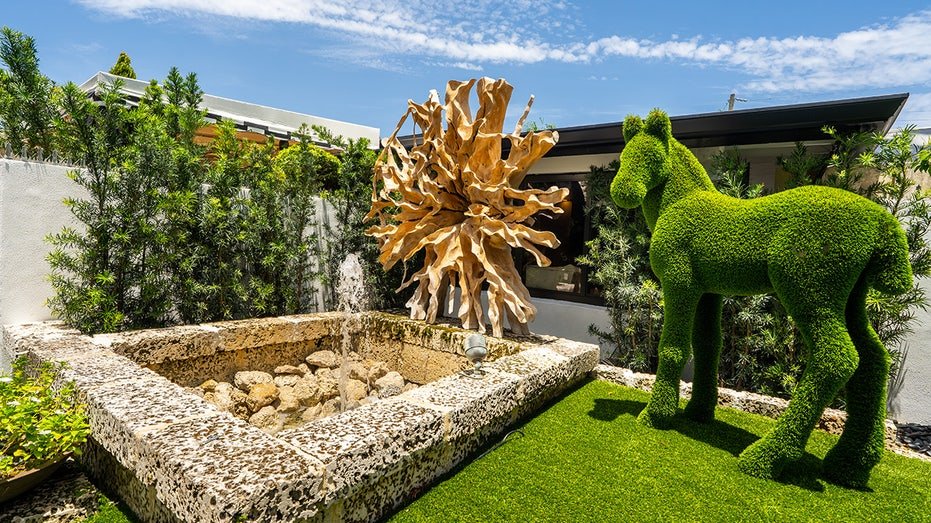 The rear courtyard sculpting and the horse's tuberia