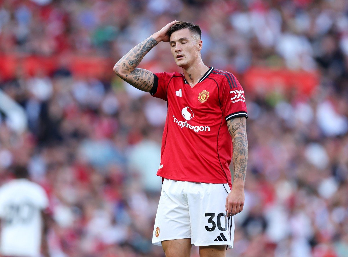 Benjamin Cisco interacts during the defeat of Man United with Arsenal
