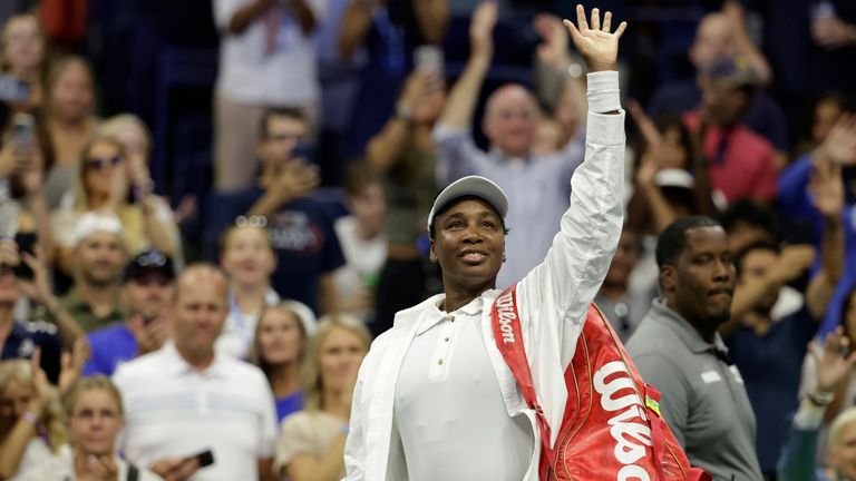 Venus Williams, from the United States, is waving to the masses after his defeat by Carolina Musioua, from the Czech Republic, during the first round 