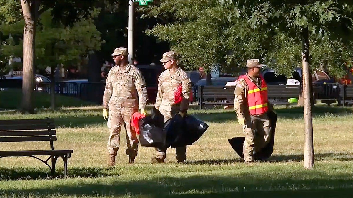 Higher Guard Forces in garbage bags preserved in the uniform while cleaning the Park Lavaiite in Washington