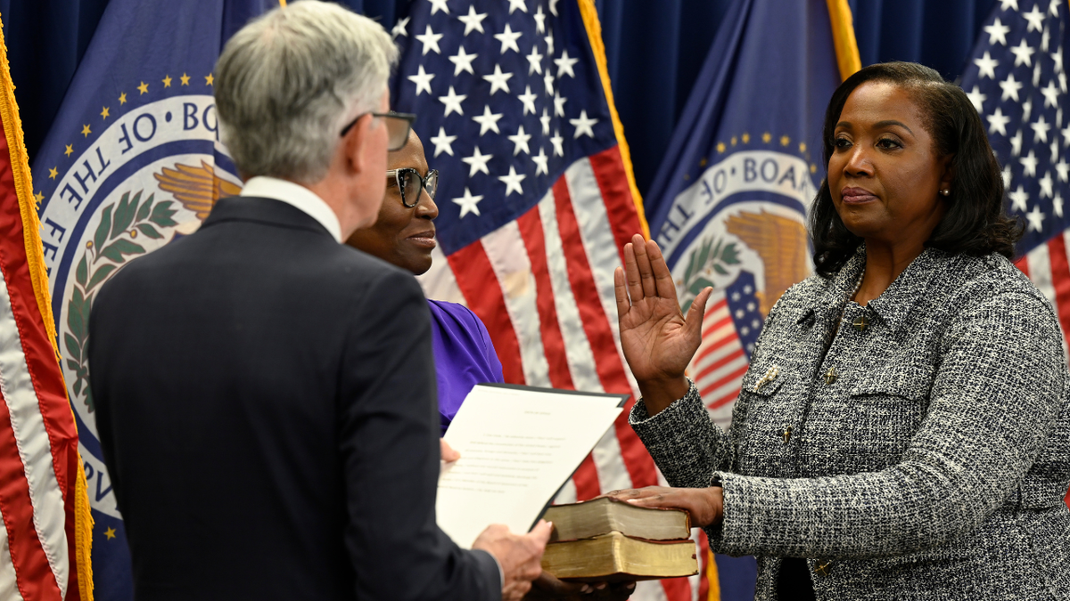 A picture of the President of the Federal Reserve, Jerome Powell, the constitutional oath in Lisa Cook