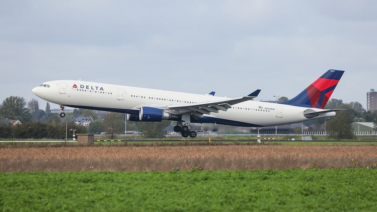 Delta Jet take off.