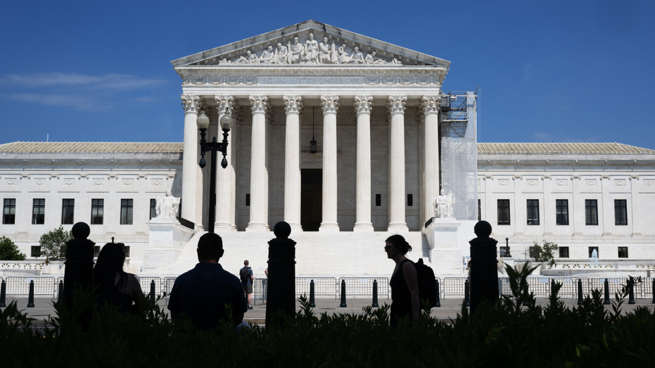 An external view of the American Supreme Court