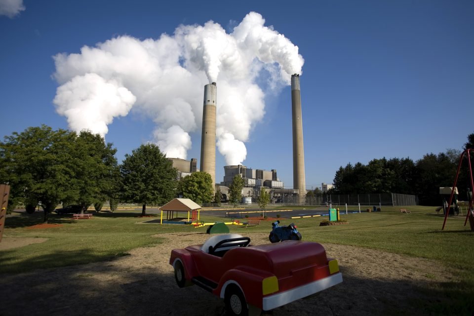 Coal smoke and vapor vapor smoke from the power plant in Bruce Mansfield in front of the abandoned children's park to a large extent in shipping, Pennsylvania before the factory was closed in 2019.