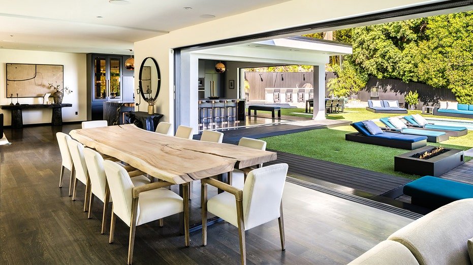 The house is characterized by a glass doors from the floor to the ceiling, allowing the smoothness of an internal/external living.