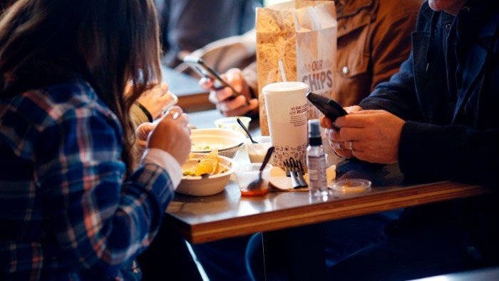 Restaurant chains feel the pinch as US consumers tighten their.jpg