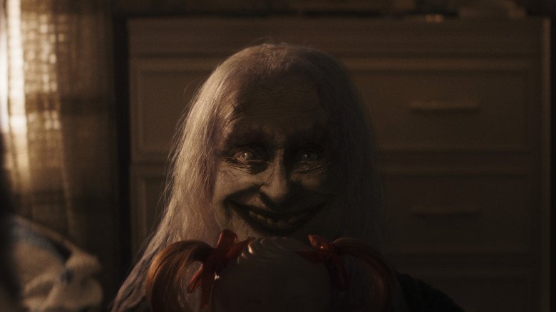 Woman of a wide smile in the coordinator: the last rituals