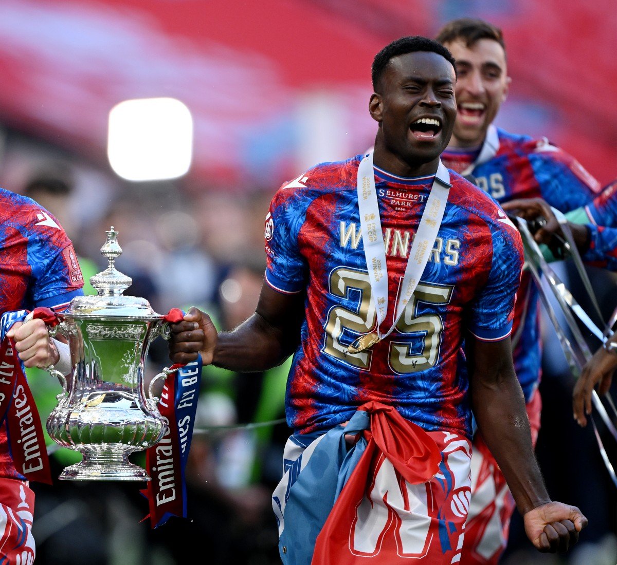 Mark Joyi celebrates his final victory for the FA Cup at Crystal Palace