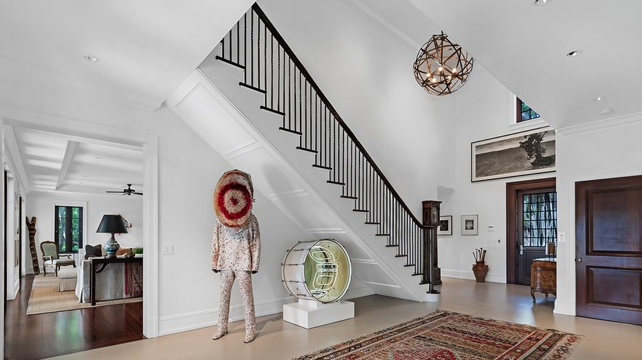 The entrance is characterized by a large drawing that leads to the higher levels and doubles.