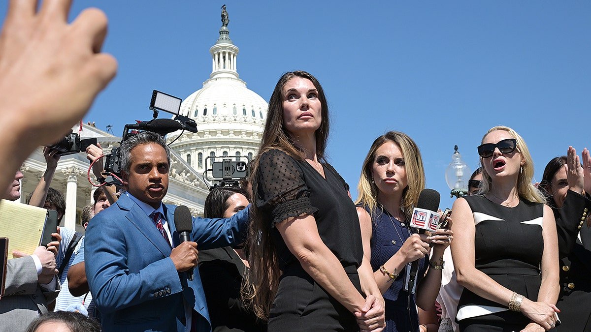 The accused of Epstein Anuska de Georgio in front of the American Capitol Building