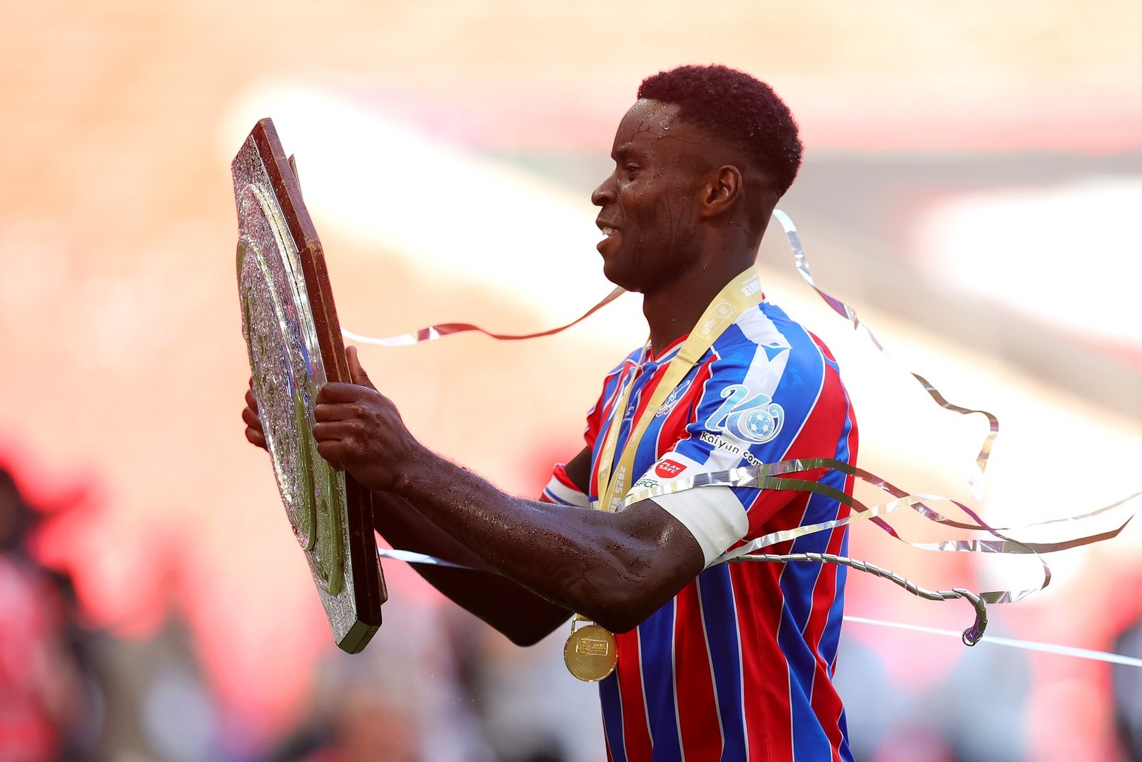 Mark Joy celebrates Crystal Palace with the shield of the FA Society