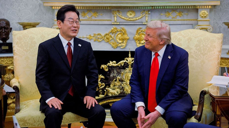 Trump sits with South Korean President Lee Jay Meong