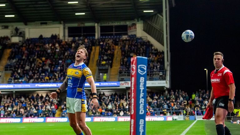 Leeds Renus was a wide possession but he could not finish turning it into points