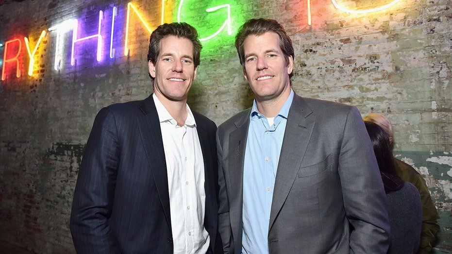The Winklevoss Twins Battle against Mark Zuckerberg shows the idea of ​​Facebook. 