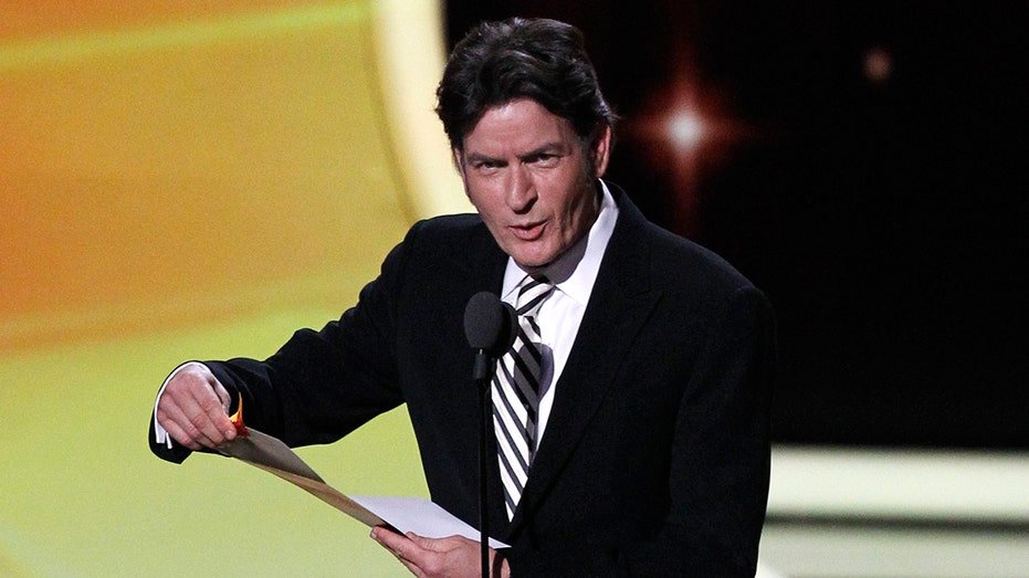 Shin presenter Shen announces the winner of the Prizem Actor in the Comedy Series at the Emmy Awards in Los Angeles in Los Angeles