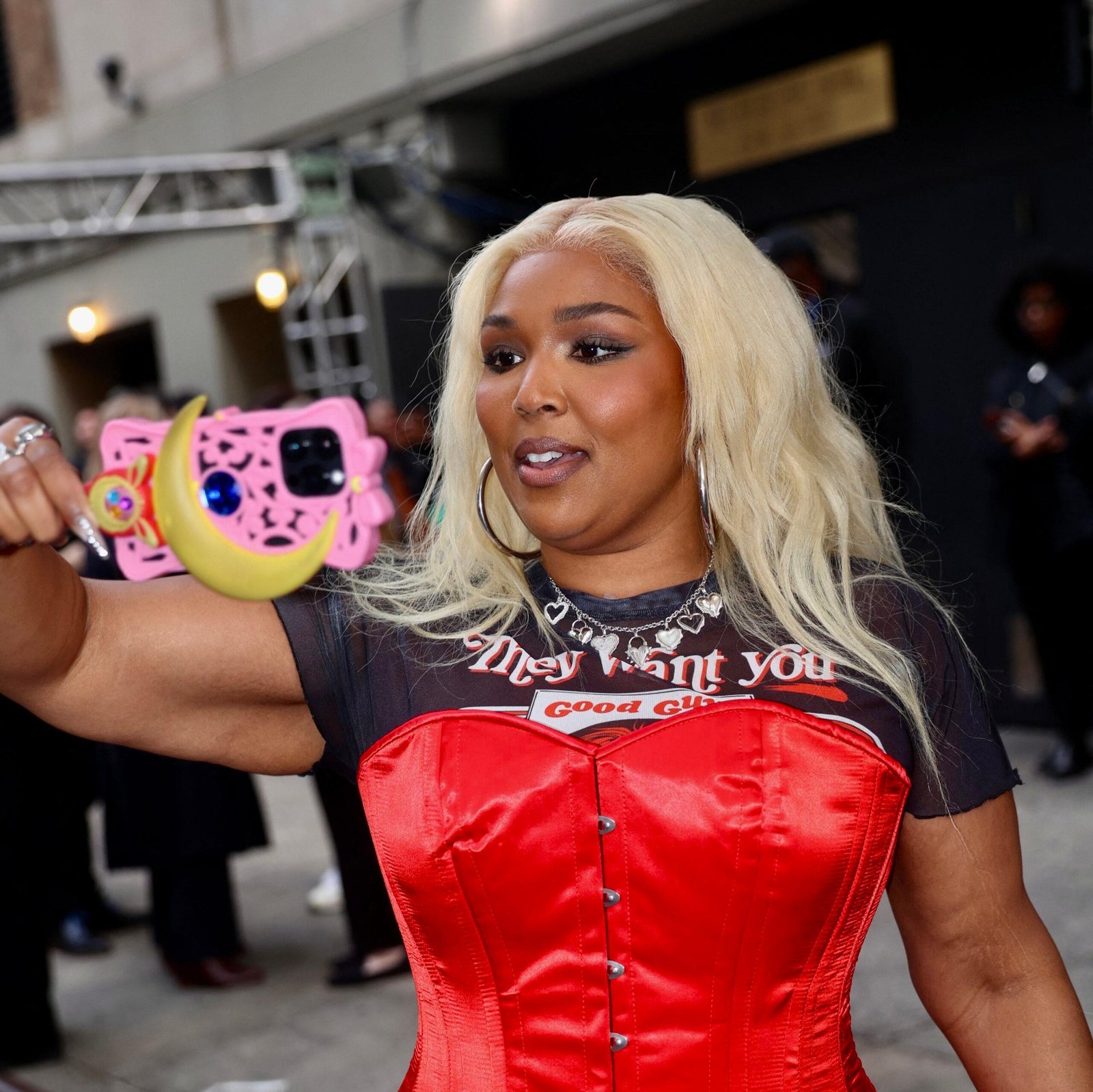 Lizzzo highlights the waist trim and weight loss in a red corset because it leads the stars in Amazon 2025 in advance