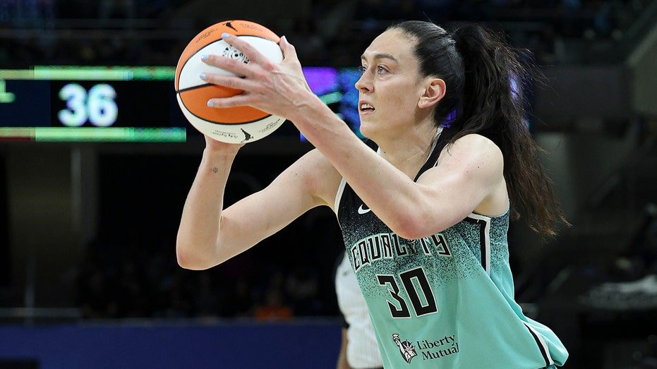 Breanna Stewart compete in the Wnba game