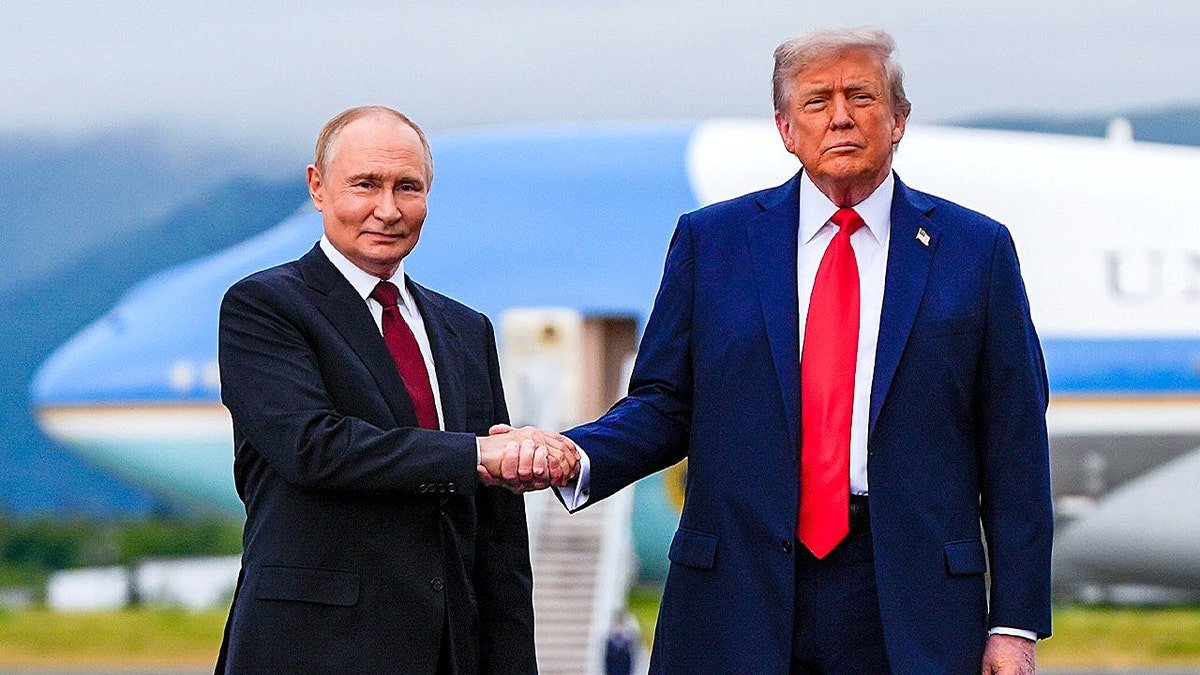 Putin shake hands and Trump