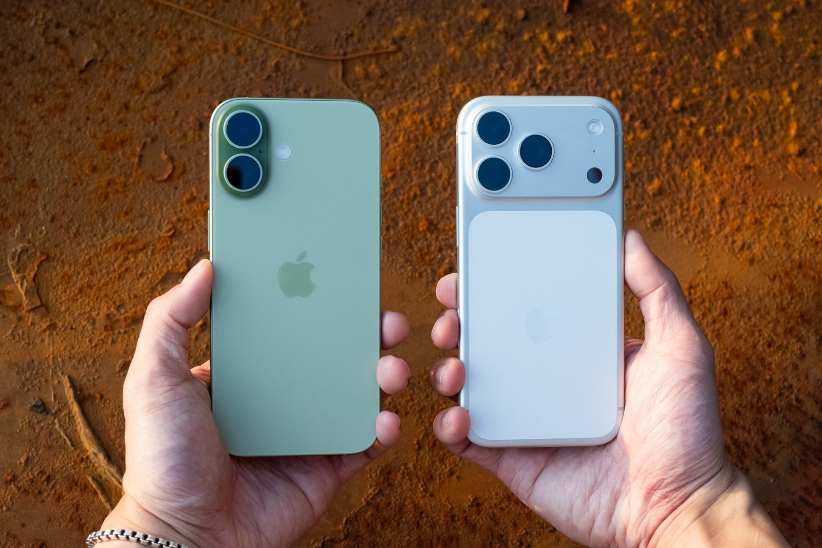 iPhone 17 in Sage Green, iPhone 17 Pro in silver