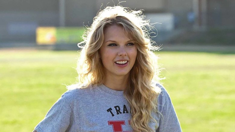 Felicia (Taylor Swift) smiles and stands in front of my herbal surface in "Valentine's Day"