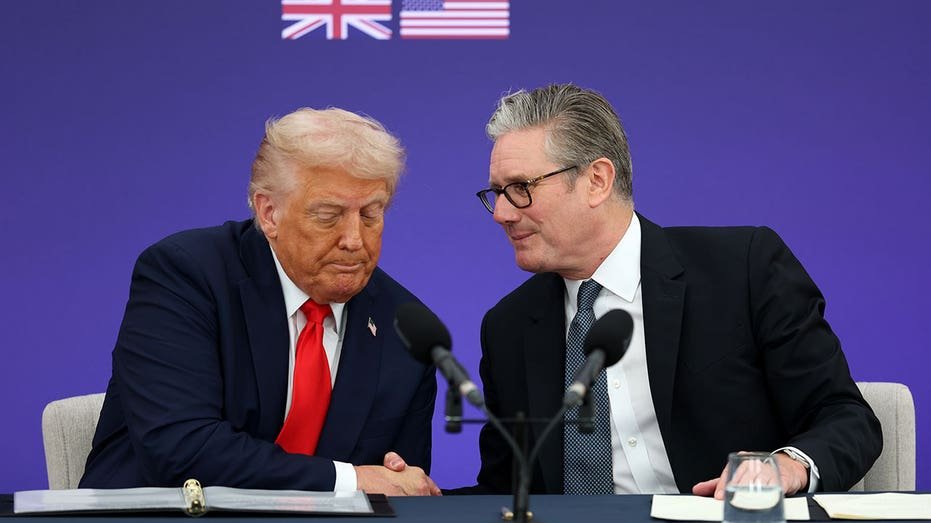 Trump and Sarmer shook hands
