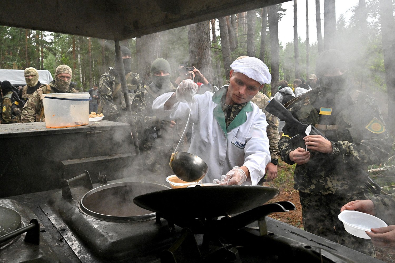 Ukrainian soldiers are on the waiting list for food as it is served.