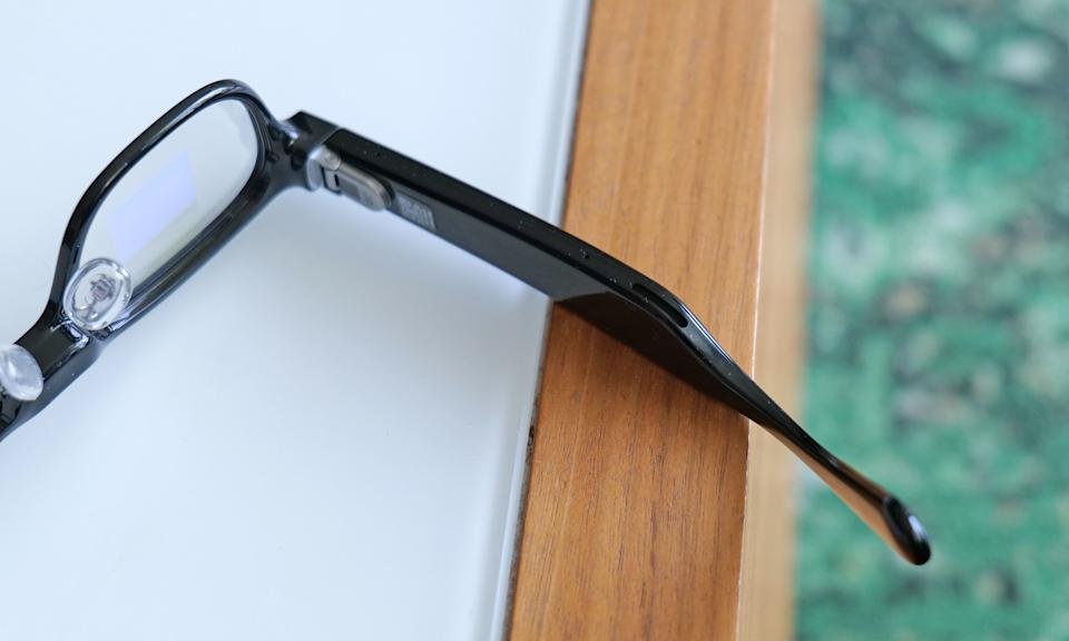 Rokid Smartglasses features small tunnels integrated in her arms to listen to music and videos.