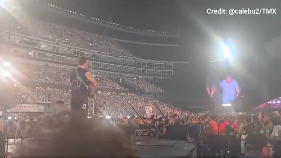 Once they realized that they were on the big screen, a cable quickly turned and covered her face, while Peron came out of the camera. Their sudden reaction pushed the main singer Coldlay Chris Martin to comment.