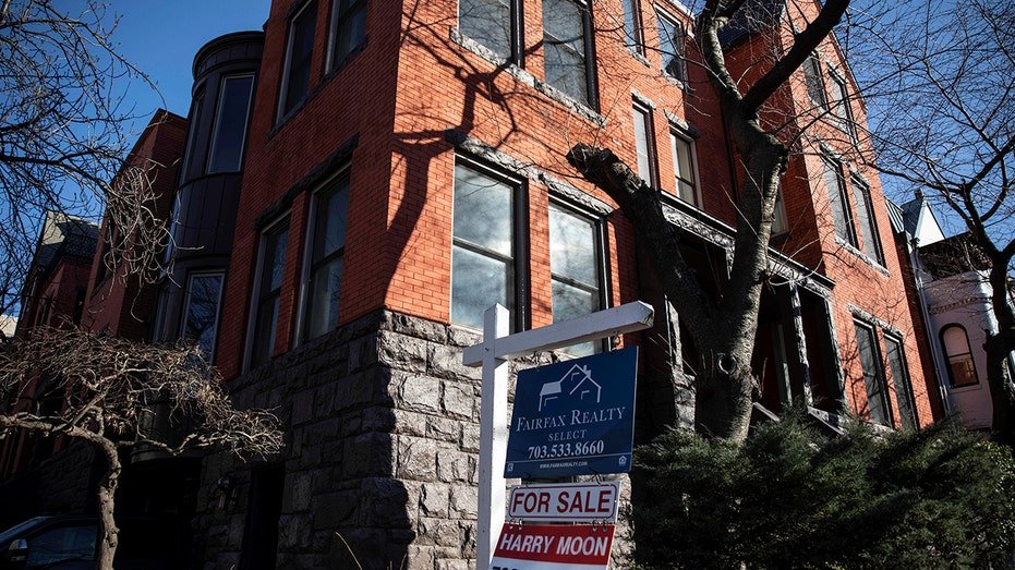 For sale a mark published in front of the residential complexes