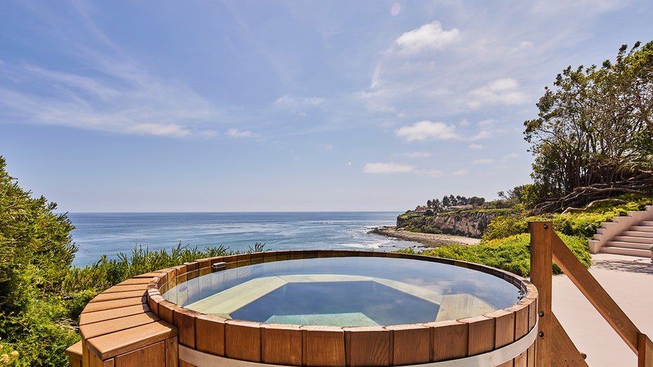 The hot pelvis contains picturesque views of the ocean.