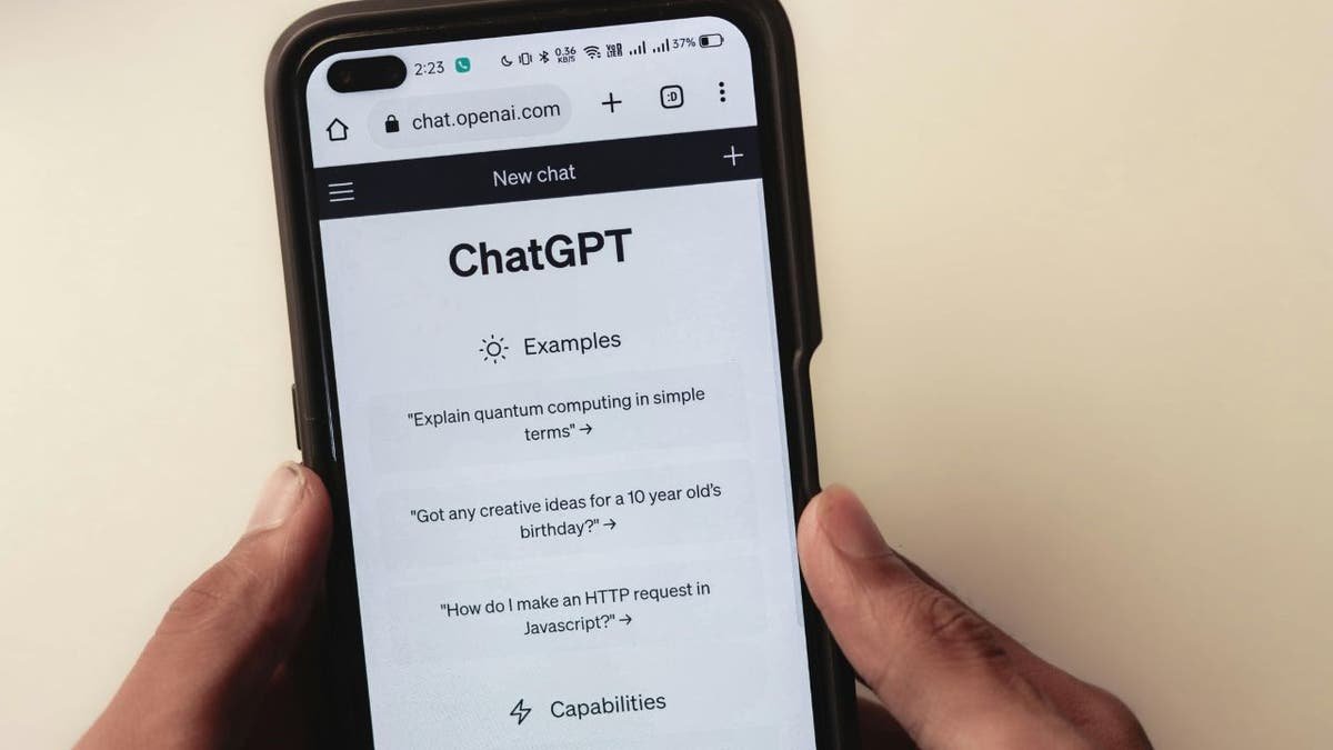 The person who carries the phone with a chatGPT page is open to it, and it represents a story about the fraudsters who can use the data from only one chatGPT search