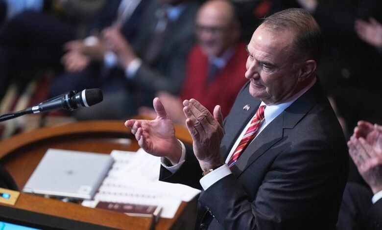 1759112096 Missouri governor signs new congressional redistricting map backed by Trump.jpg