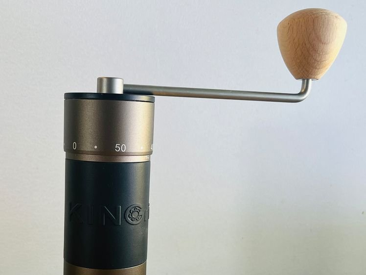 Kingrinder K5, a manual coffee grinder composed of a cylindrical container and a handheld crank