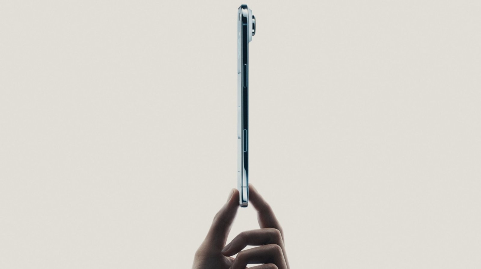 A picture shows the side of the iPhone that keeps between two fingers.