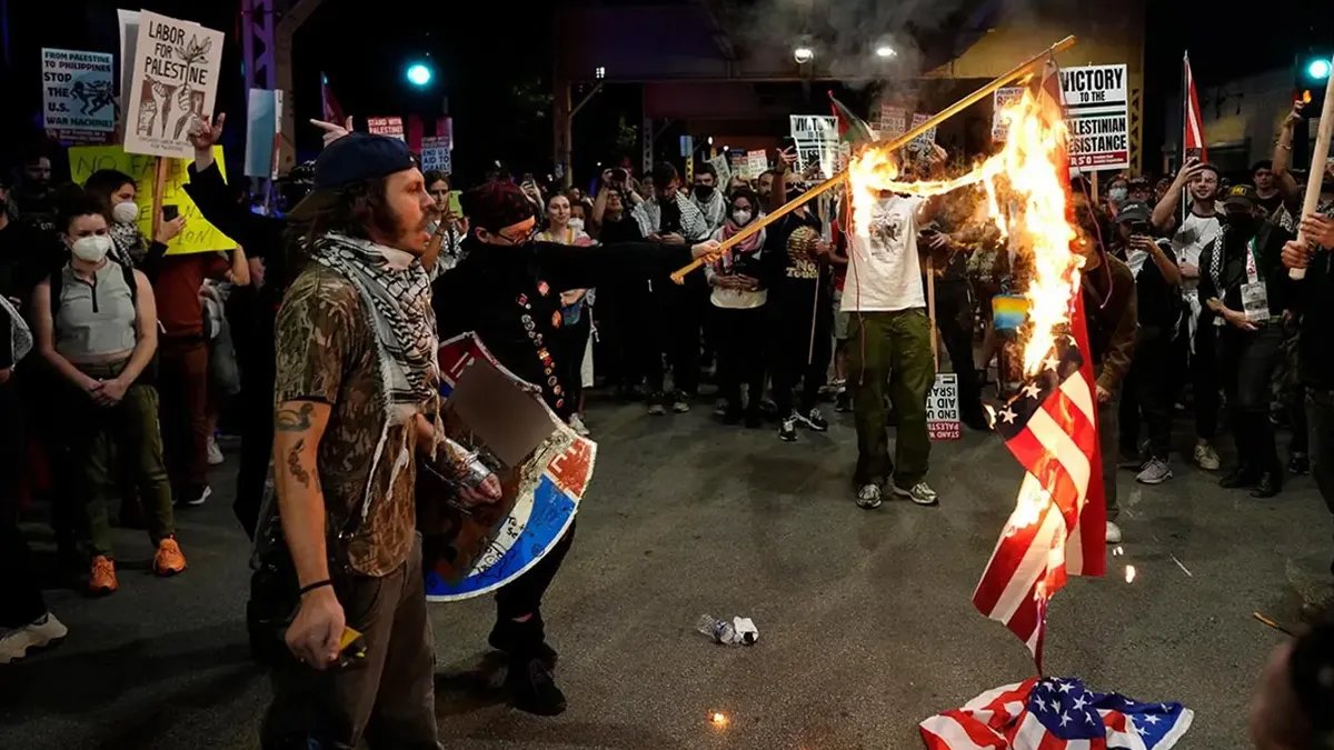 The protesters burn the American flag